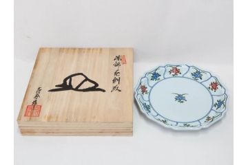 田代亮秀　有田焼　古代丸紋　小鉢　緑彩牡丹唐草紋　染錦花割紋　紺朱古代丸紋　3.5寸・7.1寸・8.9寸　優美なデザインが美しい皿2枚&鉢2客セット(向付、深鉢、大皿、深皿、和皿、和食器、裏印、共箱付き、三寸五分、七寸一分、八寸九分)(R-081497)