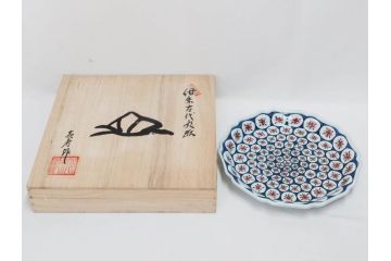 田代亮秀　有田焼　古代丸紋　小鉢　緑彩牡丹唐草紋　染錦花割紋　紺朱古代丸紋　3.5寸・7.1寸・8.9寸　優美なデザインが美しい皿2枚&鉢2客セット(向付、深鉢、大皿、深皿、和皿、和食器、裏印、共箱付き、三寸五分、七寸一分、八寸九分)(R-081497)