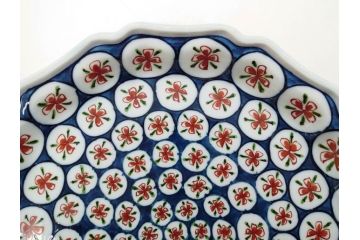 田代亮秀　有田焼　古代丸紋　小鉢　緑彩牡丹唐草紋　染錦花割紋　紺朱古代丸紋　3.5寸・7.1寸・8.9寸　優美なデザインが美しい皿2枚&鉢2客セット(向付、深鉢、大皿、深皿、和皿、和食器、裏印、共箱付き、三寸五分、七寸一分、八寸九分)(R-081497)