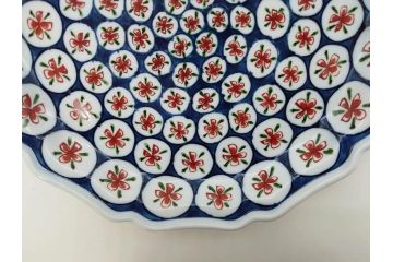 田代亮秀　有田焼　古代丸紋　小鉢　緑彩牡丹唐草紋　染錦花割紋　紺朱古代丸紋　3.5寸・7.1寸・8.9寸　優美なデザインが美しい皿2枚&鉢2客セット(向付、深鉢、大皿、深皿、和皿、和食器、裏印、共箱付き、三寸五分、七寸一分、八寸九分)(R-081497)