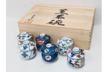 田代亮秀　有田焼　染錦　図変わり　約8.3cm　2.7寸　繊細な絵付けが見事な蒸茶碗6客セット(動物、果物、花割、野苺唐草、群鹿、梅花丸紋、裏印、和食器、共箱付き、二寸七分)(R-081498)