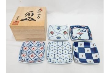 田代亮秀　有田焼　染錦面取唐花　絵変り　角皿　稔割祥瑞　3.6寸・4.5寸・5.4寸　皿10枚&小鉢セット(花割、向付、深鉢、深皿、銘々皿、取り皿、中皿、和皿、和食器、共箱付き、三寸六分、四寸五分、五寸四分)(R-081499)