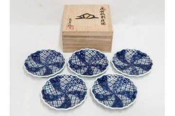 田代亮秀　有田焼　染錦面取唐花　絵変り　角皿　稔割祥瑞　3.6寸・4.5寸・5.4寸　皿10枚&小鉢セット(花割、向付、深鉢、深皿、銘々皿、取り皿、中皿、和皿、和食器、共箱付き、三寸六分、四寸五分、五寸四分)(R-081499)