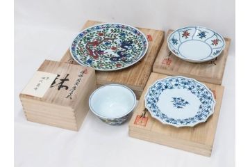田代亮秀　有田焼　染錦鳳凰唐草紋　花割紋　花唐草紋　万歴風双龍紋　5.2寸・7寸・7.6寸・1尺　華やかな雰囲気の皿2枚&鉢2客セット(鳥、竜、深鉢、中皿、大皿、尺皿、深皿、和皿、和食器、裏印、共箱付き、五寸二分、七寸、七寸六分、一尺)(R-081501)
