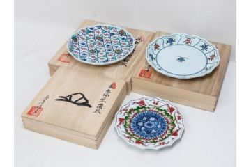 田代亮秀　有田焼　古赤絵魚藻紋 約23.3cm 7.6寸/染錦亀甲秋桜紋 約27cm 8.9寸/花割紋 約27.4cm 9寸　華麗な彩色が美しい皿3枚セット(中皿、大皿、深皿、和皿、和食器、裏印、共箱付き、七寸六分、八寸九分、九寸)(R-081502)