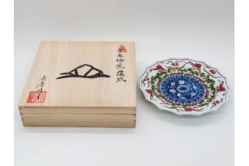 田代亮秀　有田焼　古赤絵魚藻紋 約23.3cm 7.6寸/染錦亀甲秋桜紋 約27cm 8.9寸/花割紋 約27.4cm 9寸　華麗な彩色が美しい皿3枚セット(中皿、大皿、深皿、和皿、和食器、裏印、共箱付き、七寸六分、八寸九分、九寸)(R-081502)