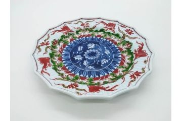 田代亮秀　有田焼　古赤絵魚藻紋 約23.3cm 7.6寸/染錦亀甲秋桜紋 約27cm 8.9寸/花割紋 約27.4cm 9寸　華麗な彩色が美しい皿3枚セット(中皿、大皿、深皿、和皿、和食器、裏印、共箱付き、七寸六分、八寸九分、九寸)(R-081502)