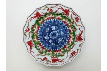 田代亮秀　有田焼　古赤絵魚藻紋 約23.3cm 7.6寸/染錦亀甲秋桜紋 約27cm 8.9寸/花割紋 約27.4cm 9寸　華麗な彩色が美しい皿3枚セット(中皿、大皿、深皿、和皿、和食器、裏印、共箱付き、七寸六分、八寸九分、九寸)(R-081502)