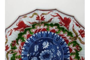 田代亮秀　有田焼　古赤絵魚藻紋 約23.3cm 7.6寸/染錦亀甲秋桜紋 約27cm 8.9寸/花割紋 約27.4cm 9寸　華麗な彩色が美しい皿3枚セット(中皿、大皿、深皿、和皿、和食器、裏印、共箱付き、七寸六分、八寸九分、九寸)(R-081502)