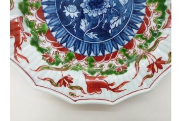 田代亮秀　有田焼　古赤絵魚藻紋 約23.3cm 7.6寸/染錦亀甲秋桜紋 約27cm 8.9寸/花割紋 約27.4cm 9寸　華麗な彩色が美しい皿3枚セット(中皿、大皿、深皿、和皿、和食器、裏印、共箱付き、七寸六分、八寸九分、九寸)(R-081502)
