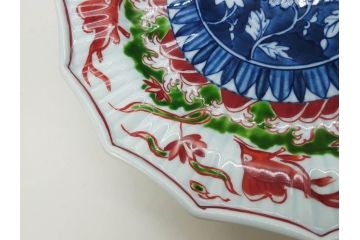 田代亮秀　有田焼　古赤絵魚藻紋 約23.3cm 7.6寸/染錦亀甲秋桜紋 約27cm 8.9寸/花割紋 約27.4cm 9寸　華麗な彩色が美しい皿3枚セット(中皿、大皿、深皿、和皿、和食器、裏印、共箱付き、七寸六分、八寸九分、九寸)(R-081502)