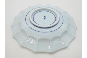 田代亮秀　有田焼　古赤絵魚藻紋 約23.3cm 7.6寸/染錦亀甲秋桜紋 約27cm 8.9寸/花割紋 約27.4cm 9寸　華麗な彩色が美しい皿3枚セット(中皿、大皿、深皿、和皿、和食器、裏印、共箱付き、七寸六分、八寸九分、九寸)(R-081502)
