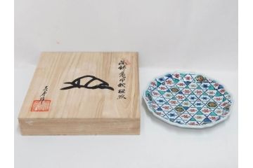 田代亮秀　有田焼　古赤絵魚藻紋 約23.3cm 7.6寸/染錦亀甲秋桜紋 約27cm 8.9寸/花割紋 約27.4cm 9寸　華麗な彩色が美しい皿3枚セット(中皿、大皿、深皿、和皿、和食器、裏印、共箱付き、七寸六分、八寸九分、九寸)(R-081502)