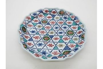田代亮秀　有田焼　古赤絵魚藻紋 約23.3cm 7.6寸/染錦亀甲秋桜紋 約27cm 8.9寸/花割紋 約27.4cm 9寸　華麗な彩色が美しい皿3枚セット(中皿、大皿、深皿、和皿、和食器、裏印、共箱付き、七寸六分、八寸九分、九寸)(R-081502)
