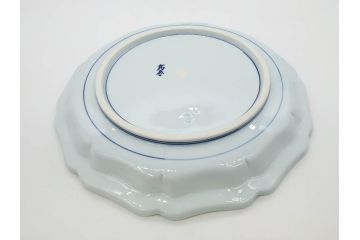 田代亮秀　有田焼　古赤絵魚藻紋 約23.3cm 7.6寸/染錦亀甲秋桜紋 約27cm 8.9寸/花割紋 約27.4cm 9寸　華麗な彩色が美しい皿3枚セット(中皿、大皿、深皿、和皿、和食器、裏印、共箱付き、七寸六分、八寸九分、九寸)(R-081502)
