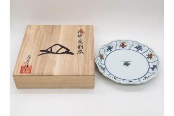 田代亮秀　有田焼　古赤絵魚藻紋 約23.3cm 7.6寸/染錦亀甲秋桜紋 約27cm 8.9寸/花割紋 約27.4cm 9寸　華麗な彩色が美しい皿3枚セット(中皿、大皿、深皿、和皿、和食器、裏印、共箱付き、七寸六分、八寸九分、九寸)(R-081502)