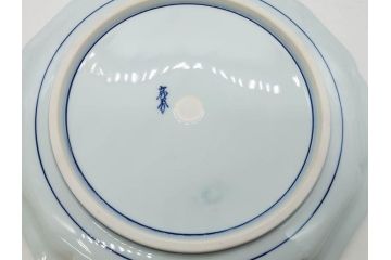田代亮秀　有田焼　古赤絵魚藻紋 約23.3cm 7.6寸/染錦亀甲秋桜紋 約27cm 8.9寸/花割紋 約27.4cm 9寸　華麗な彩色が美しい皿3枚セット(中皿、大皿、深皿、和皿、和食器、裏印、共箱付き、七寸六分、八寸九分、九寸)(R-081502)