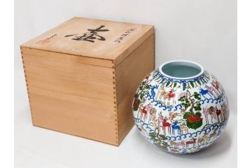 田代亮秀　有田焼　染錦群鹿紋　高さ 約28cm　華やかで温かみを感じる壷(花生、花瓶、花器、花入れ、壺、裏印、共箱付き)(R-081504)