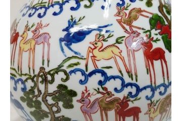 田代亮秀　有田焼　染錦群鹿紋　高さ 約28cm　華やかで温かみを感じる壷(花生、花瓶、花器、花入れ、壺、裏印、共箱付き)(R-081504)