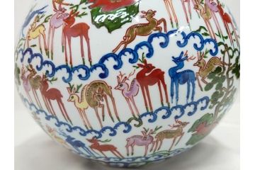 田代亮秀　有田焼　染錦群鹿紋　高さ 約28cm　華やかで温かみを感じる壷(花生、花瓶、花器、花入れ、壺、裏印、共箱付き)(R-081504)