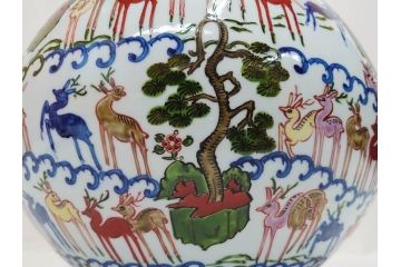 田代亮秀　有田焼　染錦群鹿紋　高さ 約28cm　華やかで温かみを感じる壷(花生、花瓶、花器、花入れ、壺、裏印、共箱付き)(R-081504)