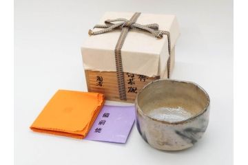 梅野陶香　黒襷　約13cm　4.1寸　素朴で独特な模様が魅力の白茶碗(抹茶碗、茶道具、茶器、茶陶、裏印、和食器、ウコン布付き、共箱付き、四寸一分)(R-081505)