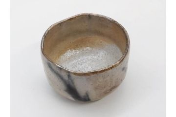 梅野陶香　黒襷　約13cm　4.1寸　素朴で独特な模様が魅力の白茶碗(抹茶碗、茶道具、茶器、茶陶、裏印、和食器、ウコン布付き、共箱付き、四寸一分)(R-081505)