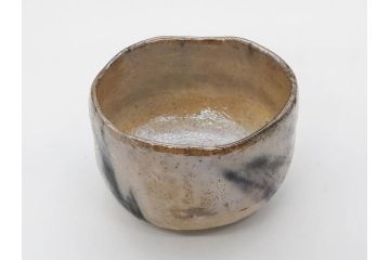 梅野陶香　黒襷　約13cm　4.1寸　素朴で独特な模様が魅力の白茶碗(抹茶碗、茶道具、茶器、茶陶、裏印、和食器、ウコン布付き、共箱付き、四寸一分)(R-081505)