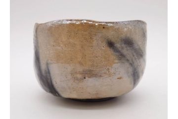 梅野陶香　黒襷　約13cm　4.1寸　素朴で独特な模様が魅力の白茶碗(抹茶碗、茶道具、茶器、茶陶、裏印、和食器、ウコン布付き、共箱付き、四寸一分)(R-081505)