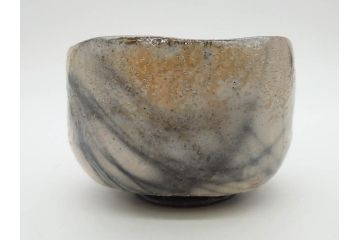 梅野陶香　黒襷　約13cm　4.1寸　素朴で独特な模様が魅力の白茶碗(抹茶碗、茶道具、茶器、茶陶、裏印、和食器、ウコン布付き、共箱付き、四寸一分)(R-081505)