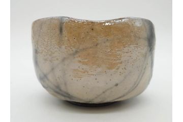 梅野陶香　黒襷　約13cm　4.1寸　素朴で独特な模様が魅力の白茶碗(抹茶碗、茶道具、茶器、茶陶、裏印、和食器、ウコン布付き、共箱付き、四寸一分)(R-081505)
