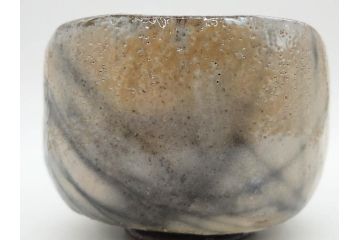 梅野陶香　黒襷　約13cm　4.1寸　素朴で独特な模様が魅力の白茶碗(抹茶碗、茶道具、茶器、茶陶、裏印、和食器、ウコン布付き、共箱付き、四寸一分)(R-081505)