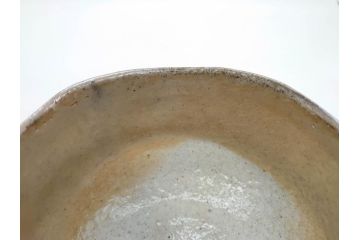 梅野陶香　黒襷　約13cm　4.1寸　素朴で独特な模様が魅力の白茶碗(抹茶碗、茶道具、茶器、茶陶、裏印、和食器、ウコン布付き、共箱付き、四寸一分)(R-081505)