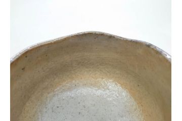 梅野陶香　黒襷　約13cm　4.1寸　素朴で独特な模様が魅力の白茶碗(抹茶碗、茶道具、茶器、茶陶、裏印、和食器、ウコン布付き、共箱付き、四寸一分)(R-081505)
