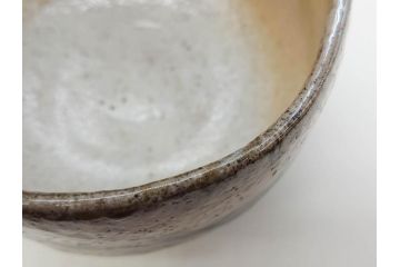 梅野陶香　黒襷　約13cm　4.1寸　素朴で独特な模様が魅力の白茶碗(抹茶碗、茶道具、茶器、茶陶、裏印、和食器、ウコン布付き、共箱付き、四寸一分)(R-081505)