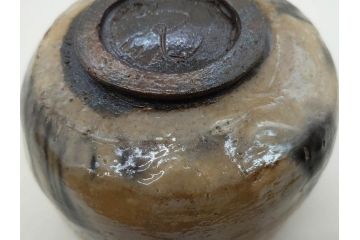 梅野陶香　黒襷　約13cm　4.1寸　素朴で独特な模様が魅力の白茶碗(抹茶碗、茶道具、茶器、茶陶、裏印、和食器、ウコン布付き、共箱付き、四寸一分)(R-081505)