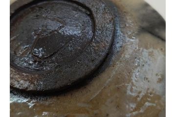 梅野陶香　黒襷　約13cm　4.1寸　素朴で独特な模様が魅力の白茶碗(抹茶碗、茶道具、茶器、茶陶、裏印、和食器、ウコン布付き、共箱付き、四寸一分)(R-081505)