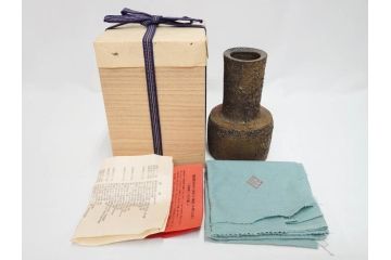 小西陶蔵　備前　砧花入　土の自然な風合いが際立つ花入3点&皿セット(四方、中皿、角皿、和皿、和食器、花生、花活、花器、花瓶、裏印、共箱付き)(R-081509)