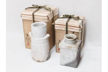 金森伸郎　志野焼　志野灰被　雪野志野　温かみを感じる独特の風合いが魅力の花生2点セット(前田昌道書付、花活、花入、花器、花瓶、ウコン布付き、裏印、共箱付)(R-081510)