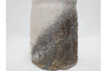 金森伸郎　志野焼　志野灰被　雪野志野　温かみを感じる独特の風合いが魅力の花生2点セット(前田昌道書付、花活、花入、花器、花瓶、ウコン布付き、裏印、共箱付)(R-081510)
