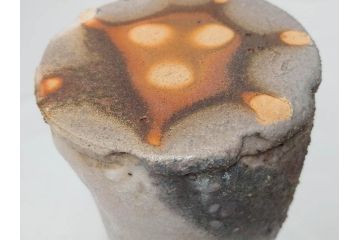 金森伸郎　志野焼　志野灰被　雪野志野　温かみを感じる独特の風合いが魅力の花生2点セット(前田昌道書付、花活、花入、花器、花瓶、ウコン布付き、裏印、共箱付)(R-081510)