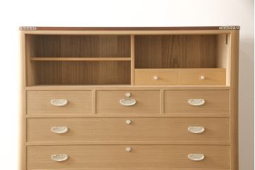 中古　美品　伝統工芸品　大阪泉州　桑材のアクセントがモダンな雰囲気を醸し出す総桐箪笥(胴丸)・上段(総桐たんす、引き出し、チェスト、衣装箪笥、和タンス)(R-081511)