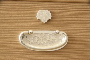 中古　美品　伝統工芸品　大阪泉州　桑材のアクセントがモダンな雰囲気を醸し出す総桐箪笥(胴丸)・上段(総桐たんす、引き出し、チェスト、衣装箪笥、和タンス)(R-081511)