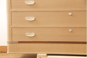 中古　美品　伝統工芸品　大阪泉州　桑材のアクセントがモダンな雰囲気を醸し出す総桐箪笥(胴丸)・下段(総桐たんす、引き出し、チェスト、サイドチェスト、衣装箪笥、和タンス)(R-081512)