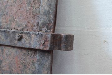アンティーク建具　使いこまれた風合いが魅力的な鉄扉1枚(鉄板、窓、ドア)(R-081533)
