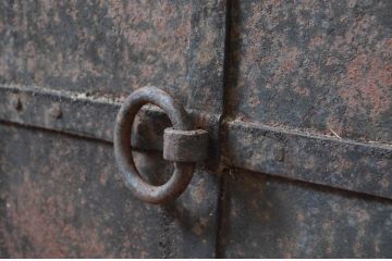 アンティーク建具　使いこまれた風合いが魅力的な鉄扉1枚(鉄板、窓、ドア)(R-081533)