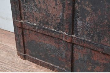 アンティーク建具　使いこまれた風合いが魅力的な鉄扉1枚(鉄板、窓、ドア)(R-081533)