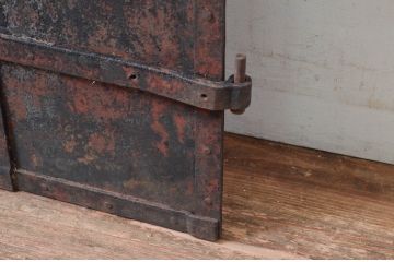 アンティーク建具　使いこまれた風合いが魅力的な鉄扉1枚(鉄板、窓、ドア)(R-081533)