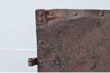 アンティーク建具　使いこまれた風合いが魅力的な鉄扉1枚(鉄板、窓、ドア)(R-081533)
