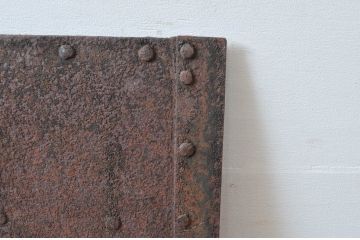 アンティーク建具　使いこまれた風合いが魅力的な鉄扉1枚(鉄板、窓、ドア)(R-081533)